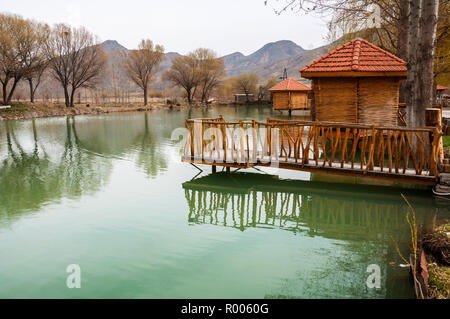 Blockhaus auf dem Teich in Armenien. Reisen während der Berg Reise nach Rest Stockfoto