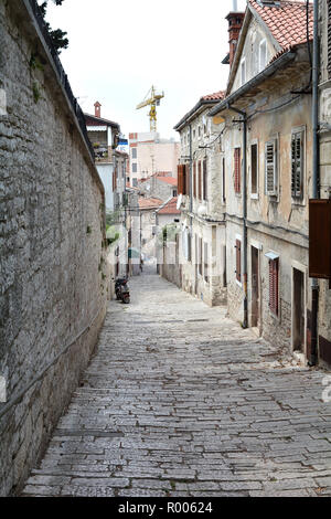 Gasse in der Altstadt von Pula in Kroatien Stockfoto