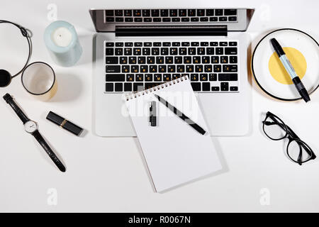 Notebook, Gläser, Uhren, Kugelschreiber, Notizblock, lipsteack, die auf der Tabelle Stockfoto