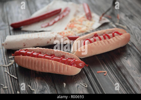 Fast food. Hot Dogs und Shawarma auf hölzernen Hintergrund Stockfoto