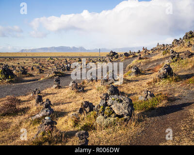 Laufskalavarda - eine Lava ridge, von Stein Cairns im Süden Islands umgeben Stockfoto