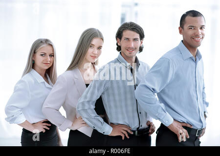 Glücklich lächelnde multi-ethnische Business Team im Büro Stockfoto
