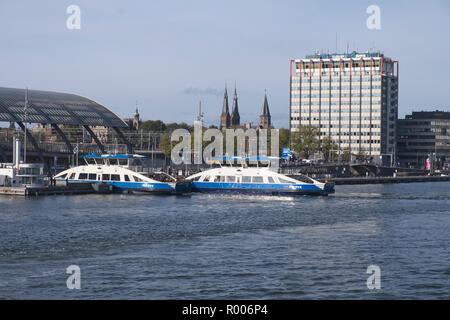 Fähren GÜNSTIG AM SÜDUFER DES IJ IN DER VORBEREITUNG FÜR DIE BEFÖRDERUNG VON PASSAGIEREN AUF DIE NORTH BANK, AMSTERDAM, NIEDERLANDE ÜBER Stockfoto