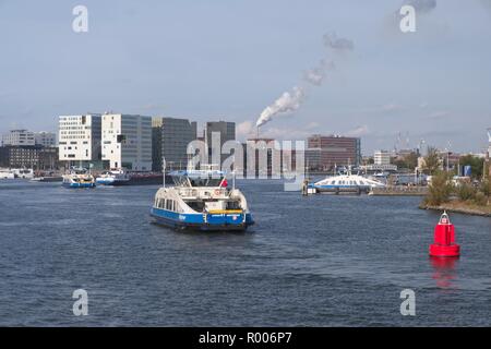 Passagierfähre zwischen dem Norden und dem Süden UFER DES IJ IN AMSTERDAM DIE NIEDERLANDE Stockfoto