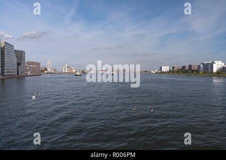 Annäherung an AMSTERDAM DIE NIEDERLANDE AUS DEM SÜDOSTEN MIT DER STADT AM HORIZONT Stockfoto