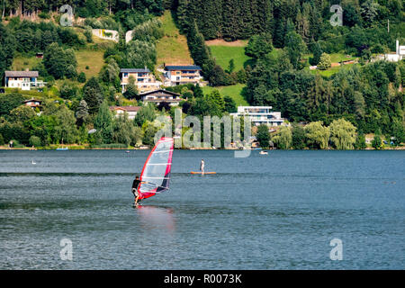 Menschen, die in der aktiven Freizeitgestaltung österreichischen Bergsee Worthersee. Stockfoto