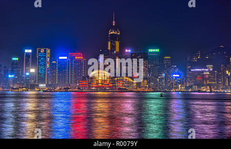 Hongkong, China - Dezember 5, 2016: Hong Kong Island Skyline von der Uferpromenade entfernt von Tsim Sha Tsui in Kowloon während der Show Symphonie der Lichter mit farbigen Lasern von der berühmtesten Gebäude. Stockfoto