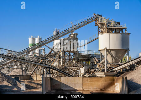 Bauindustrie Betonwerk Struktur auf einem klaren blauen Himmel Stockfoto