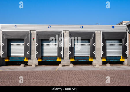 Reihe von Laderampen mit Shutter Türen in einem Unternehmen. Stockfoto