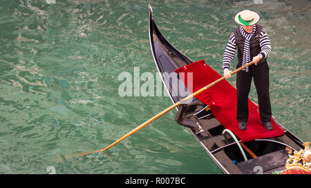 Italien, Venedig - Feb 7, 2013: gondoliere in einer Gondel über den Canale Grande in Venedig. Gondel sind ein wichtiger Modus des touristischen Verkehrs in Venedig, Italien Stockfoto