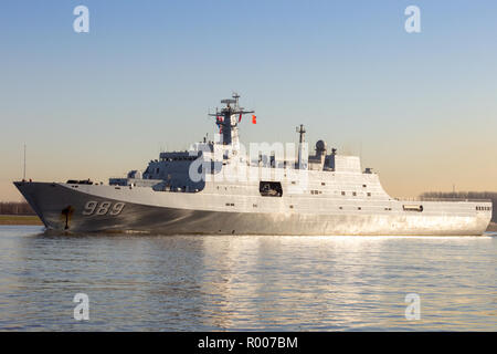 ROTTERDAM - Jan 30, 2015: Chinesische Volksbefreiungsarmee Marine (PLAN) amphibische Transportschiff 989 Changbai Shan (NATO Name: Yuzhao) Verlassen der Po Stockfoto