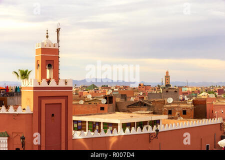 Minarett Turm auf der historischen Stadtmauer (Medina) in Marrakesch. Marokko Stockfoto