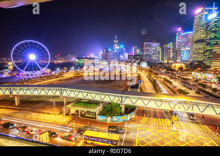 Hongkong, China - Jänner 23, 2017: Szenische Luftaufnahme von stadtbild in Hongkong, Central District, mit Beobachtung Riesenrad auf den Victoria Hafen bei Nacht beleuchtet. Urban Night city für asiatische Reisende Ziel. Stockfoto