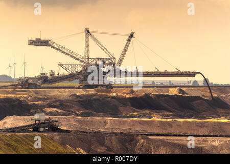 Mining Equipment in einem Braunkohle Tagebau. Stockfoto