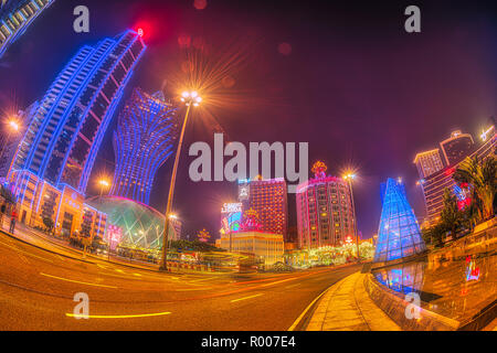 Macau, China - 8. Dezember 2016: Stadtbild Macau nachts mit populären Kasinos: Wynn Macau, MGM Macau und Casino Lisboa. Macau Straße bei Nacht beleuchtet. Stockfoto