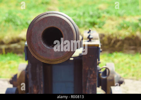 Alte Gewehr im Park in Russland Stockfoto