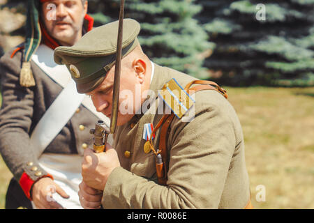 Novokuzneck, Russland - 01.07.2018: Unbekannter Soldaten in einer Reihe für die Rekonstruktion von Napoleons Manöver Stockfoto