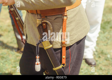 Novokuzneck, Russland - 01.07.2018: Unbekannter Soldaten in einer Reihe für die Rekonstruktion von Napoleons Manöver Stockfoto