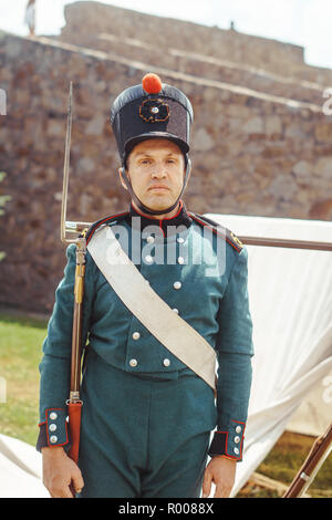 Novokuzneck, Russland - 01.07.2018: Unbekannter Soldaten in einer Reihe für die Rekonstruktion von Napoleons Manöver Stockfoto