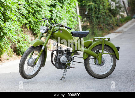Teano, Italien - Juli 29, 2012: Vintage italienischen Moped Motom 48, geringen Kraftstoffverbrauch Viertaktmotor. Motom war ein Mailänder Motorrad aktiv Stockfoto