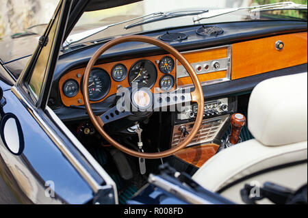 Teano, Italien - Juli 27, 2012: interne Detail des Fiat Spider 2000 Pininfarina. Es war auf der verkürzten Chassis der Limousine gebaut und ausgestattet Stockfoto