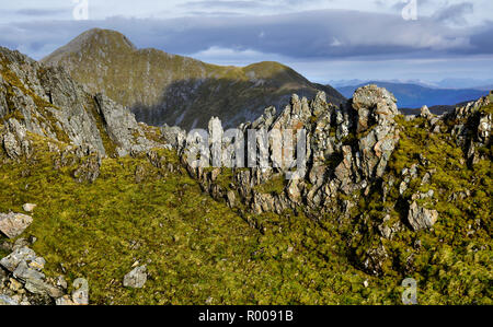 Sgurr Fuharan von der Kante der fünf Schwestern von kintail. Glen Sheil. Schottland (2) Stockfoto