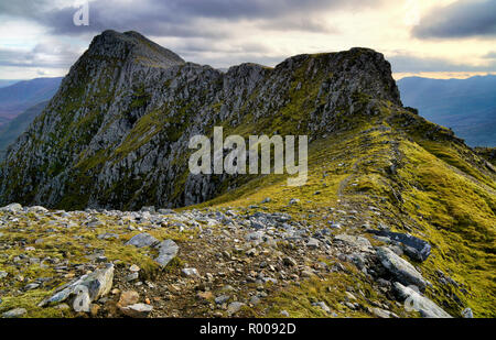 Sgurr nan Spainteach. Der Grat der fünf Schwestern von Kintail, Glen Shiel, Schottland Stockfoto