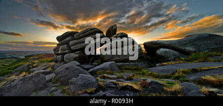 Sonnenuntergang Himmel über Higger Tor, der Peak District, England Stockfoto