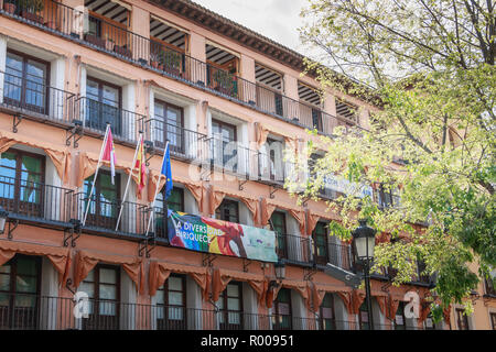 Toledo, Spanien - 28. April 2018: architektonische Detail der typischen Gebäude des zentralen Platzes der Stadt an einem Frühlingstag Stockfoto