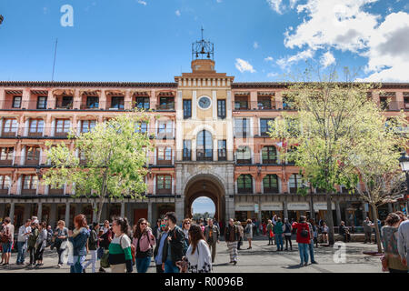 Toledo, Spanien - 27 April, 2018 - Touristen ruhig Bummeln auf dem Hauptplatz von Toledo an einem Frühlingstag Stockfoto