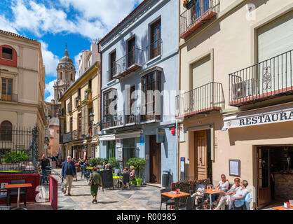 Cafe in der Calle San Agustín mit Blick auf die Kathedrale, Malaga, Costa del Sol, Andalusien, Spanien Stockfoto