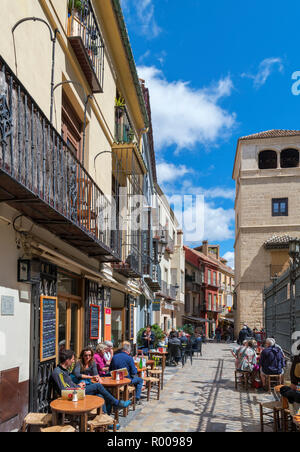 Malaga, Spanien. Cafe in der Calle San Agustín gegen das Picasso Museum, Malaga, Costa del Sol, Andalusien, Spanien Stockfoto