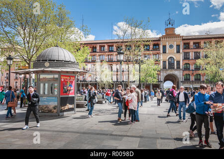 Toledo, Spanien - 27 April, 2018 - Touristen ruhig Bummeln auf dem Hauptplatz von Toledo an einem Frühlingstag Stockfoto