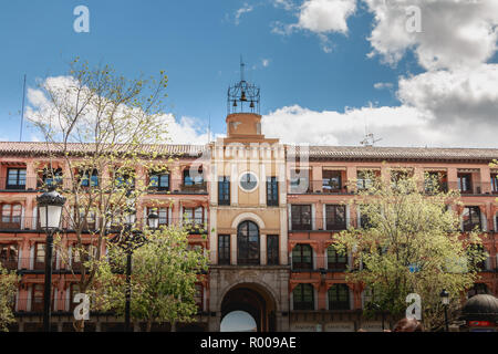 Toledo, Spanien - 28. April 2018: architektonische Detail der typischen Gebäude des zentralen Platzes der Stadt an einem Frühlingstag Stockfoto