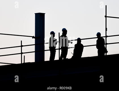 Cork, Irland, 30. März 2018. Bauarbeiter auf dem Dach der neuen Navigation quadratisches Gebäude auf Kennedy Quay, Cork, Irland. Stockfoto