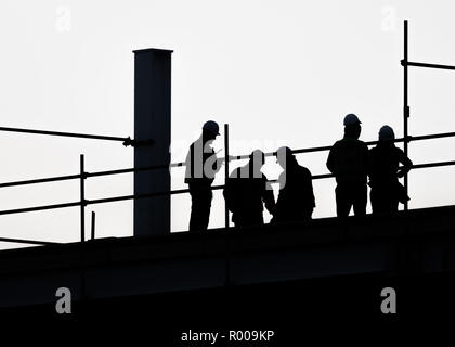 Cork, Irland, 30. März 2018. Bauarbeiter auf dem Dach der neuen Navigation quadratisches Gebäude auf Kennedy Quay, Cork, Irland. Stockfoto