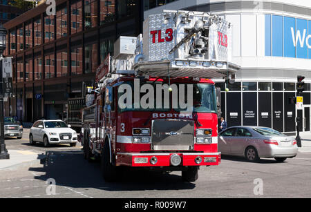 Boston Feuerwehr Tower Ladder 3, an der Kreuzung von Sleeper Straße und dem Seehafen Blvd, South Boston. Stockfoto