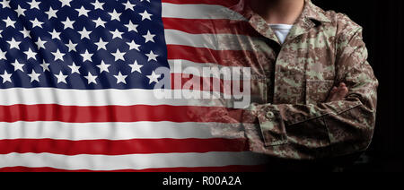 US-Armee Konzept. Vereinigte Staaten von Amerika Flagge und Soldat mit verschränkten Armen. 3D-Darstellung Stockfoto