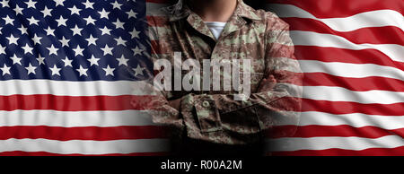US-Armee Konzept. Vereinigte Staaten von Amerika Flagge und Soldat mit verschränkten Armen, Banner. 3D-Darstellung Stockfoto