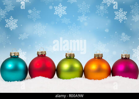 Vielen bunten Weihnachtskugeln christbaumkugeln Hintergrund Dekoration Schneeflocken schnee winter copyspace Stockfoto
