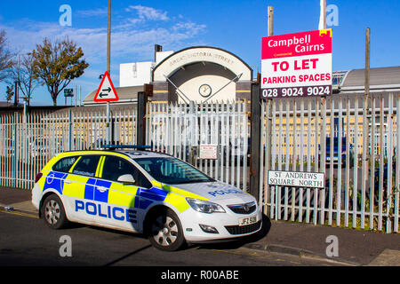 30. Oktober 2018 Eine leere PSNI hohe Sichtbarkeit Streifenwagen in Belfast Nordirland geparkt während Offiziere befassen sich mit einem Anruf in der Great Victoria Stre Stockfoto