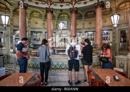 Cafe und Bäckerei Padaria de Sao Roque, Rua Dom Pedro V in der Rato Bezirk, Lissabon, Portugal. Stockfoto