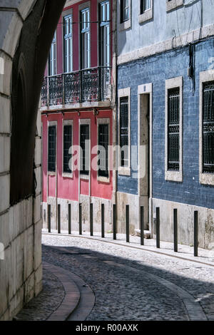 Kurvige Straße im Stadtteil Alfama, Lissabon, Portugal. Stockfoto