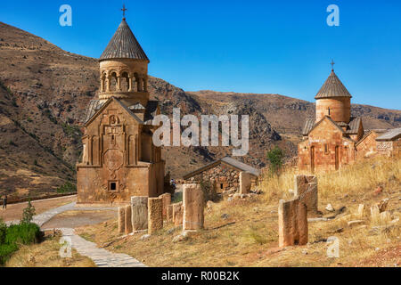 Das Kloster Noravank auf Vorsprung der engen Schlucht gebaut. Touristischen und historischen Ort. Armenien Stockfoto