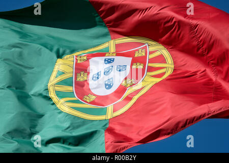 Portugiesische Fahne am Castelo de Sao Jorge, Lissabon, Portugal. Stockfoto