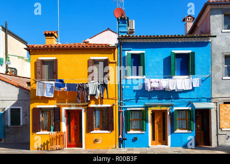 Bunt bemalte Hausfassade auf der Insel Burano in sonniger Tag, Venedig, Italien Stockfoto