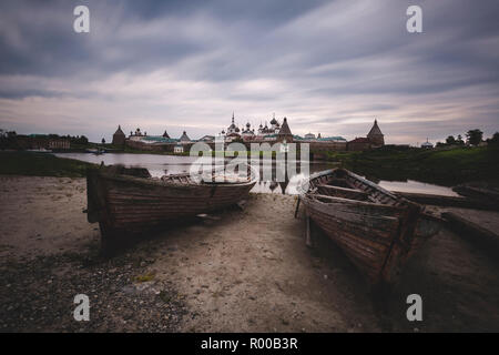 Zwei alte hölzerne Boote auf dem Hintergrund der Solovetsky Kloster, Russland Stockfoto