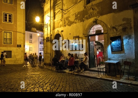 Nachtleben mit Bar in der Alfama, Lissabon, Portugal. Stockfoto