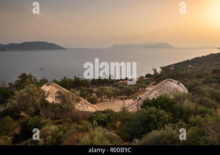 Das Theater von Antiphellos antike Stadt in Kas district bei Sonnenuntergang, Antalya, Türkei Stockfoto
