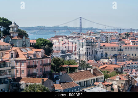 Blick über die Baixa, Tejo und die 25 de April Suspension Bridge von miradouro Sophia de Mello Breyner Andresen Viewpoint, Lissabon, Portu Stockfoto